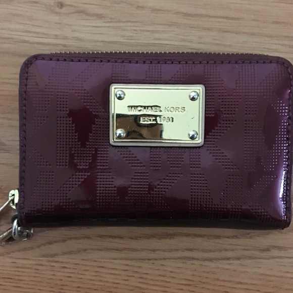 Michael Kors Handbags - Patentleather Michael Kors small zip around wallet